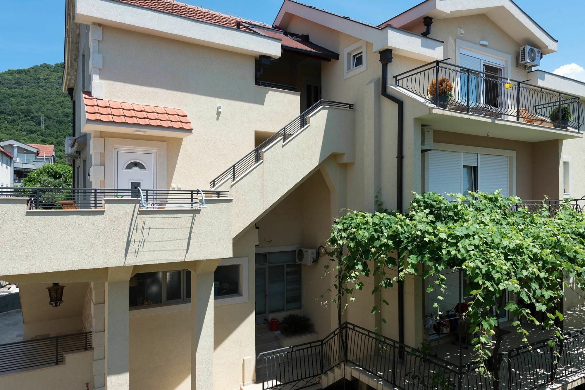 42° North Apartments Тиват Екстериор снимка